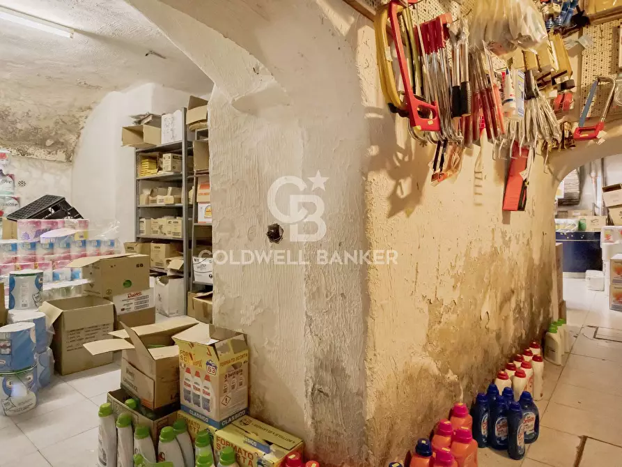 Immagine 24 di Negozio in vendita  in Piazza Della Madonna Dei Monti a Roma