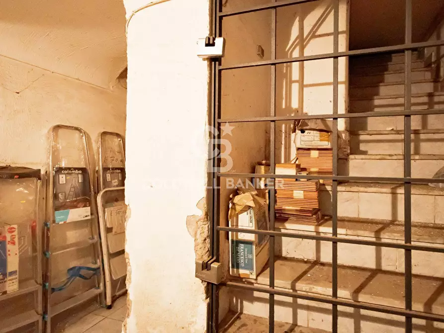 Immagine 25 di Negozio in vendita  in Piazza Della Madonna Dei Monti a Roma