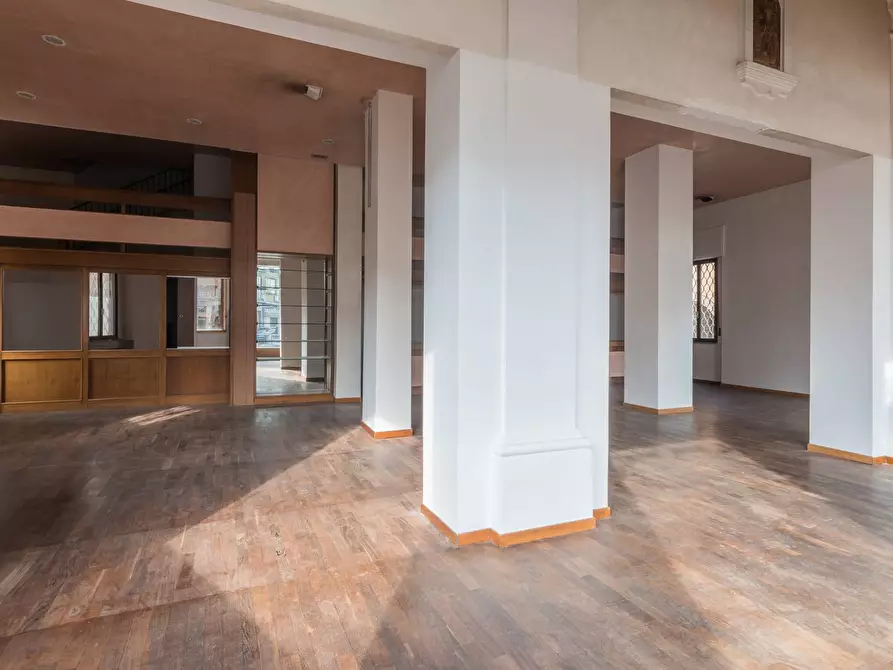 Immagine 3 di Locale commerciale in vendita  in Via Cattaneo a Cattolica