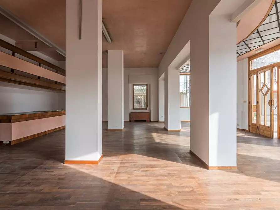 Immagine 4 di Locale commerciale in vendita  in Via Cattaneo a Cattolica