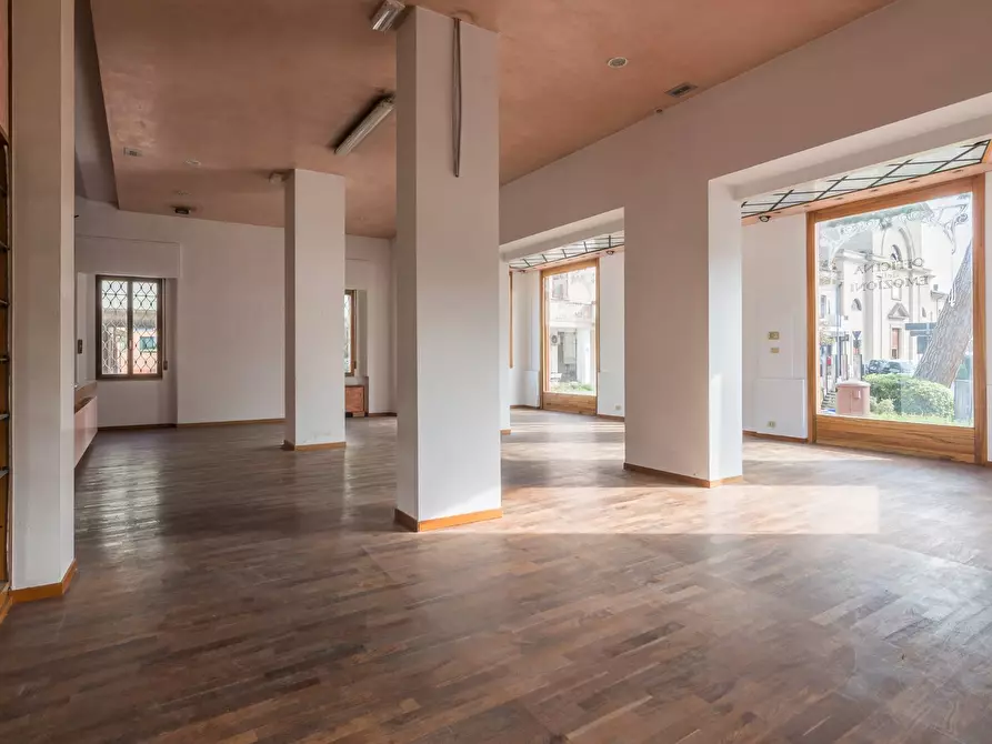 Immagine 5 di Locale commerciale in vendita  in Via Cattaneo a Cattolica