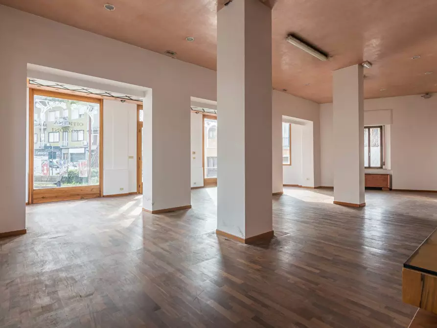 Immagine 6 di Locale commerciale in vendita  in Via Cattaneo a Cattolica