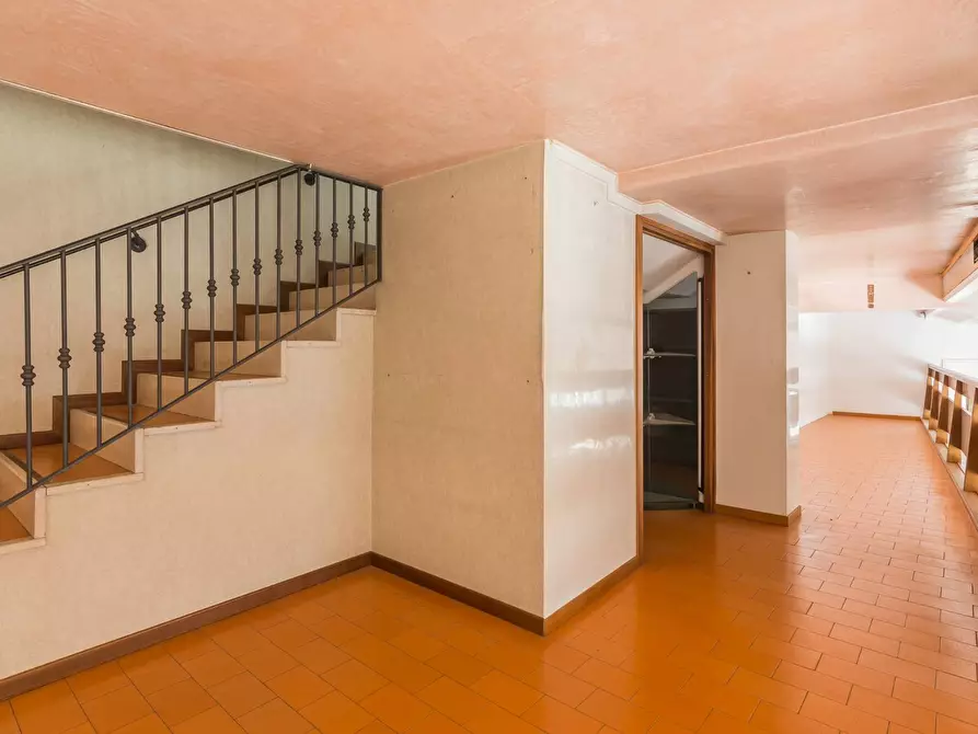 Immagine 9 di Locale commerciale in vendita  in Via Cattaneo a Cattolica