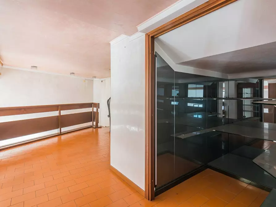 Immagine 10 di Locale commerciale in vendita  in Via Cattaneo a Cattolica