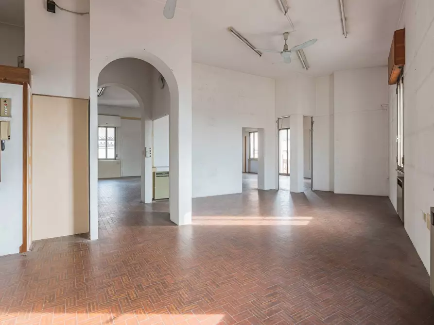 Immagine 13 di Locale commerciale in vendita  in Via Cattaneo a Cattolica