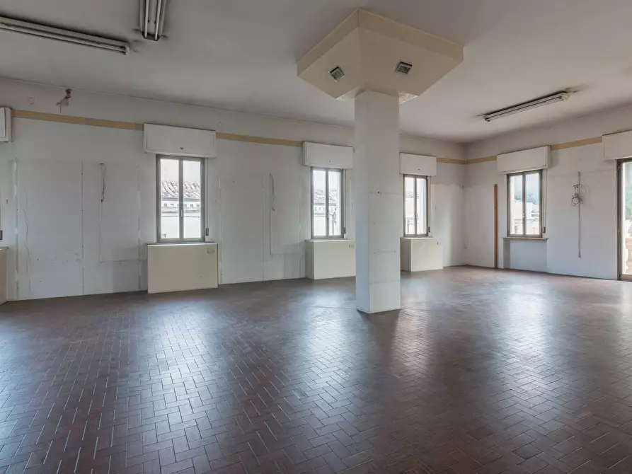 Immagine 15 di Locale commerciale in vendita  in Via Cattaneo a Cattolica