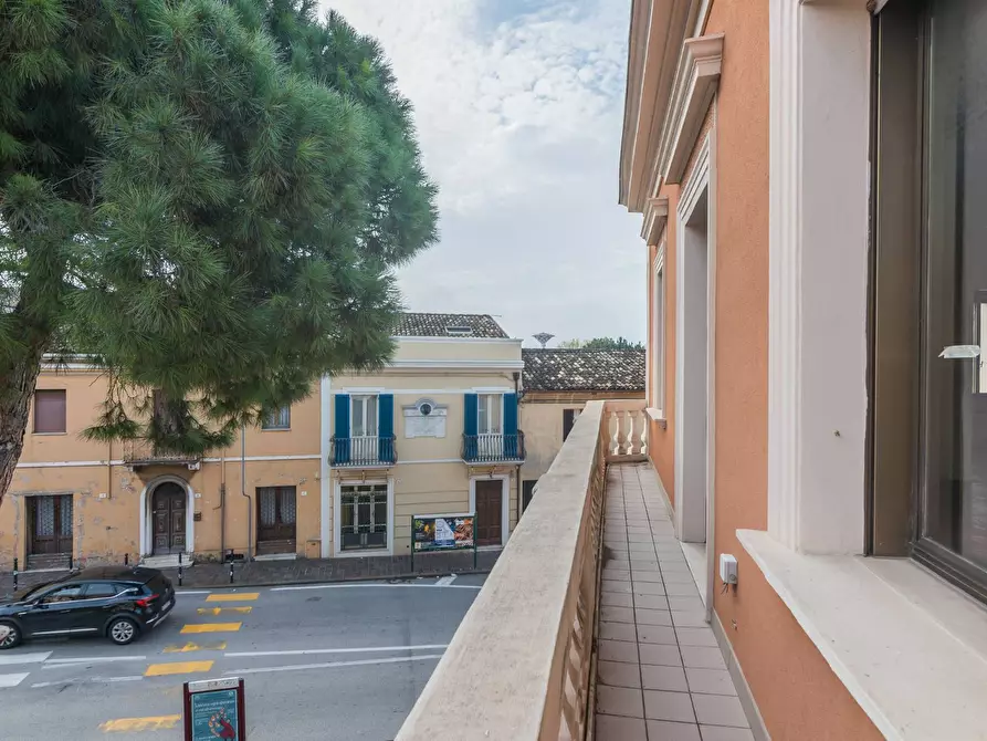 Immagine 19 di Locale commerciale in vendita  in Via Cattaneo a Cattolica