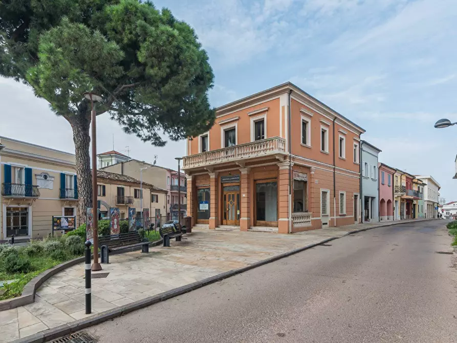 Immagine 25 di Locale commerciale in vendita  in Via Cattaneo a Cattolica