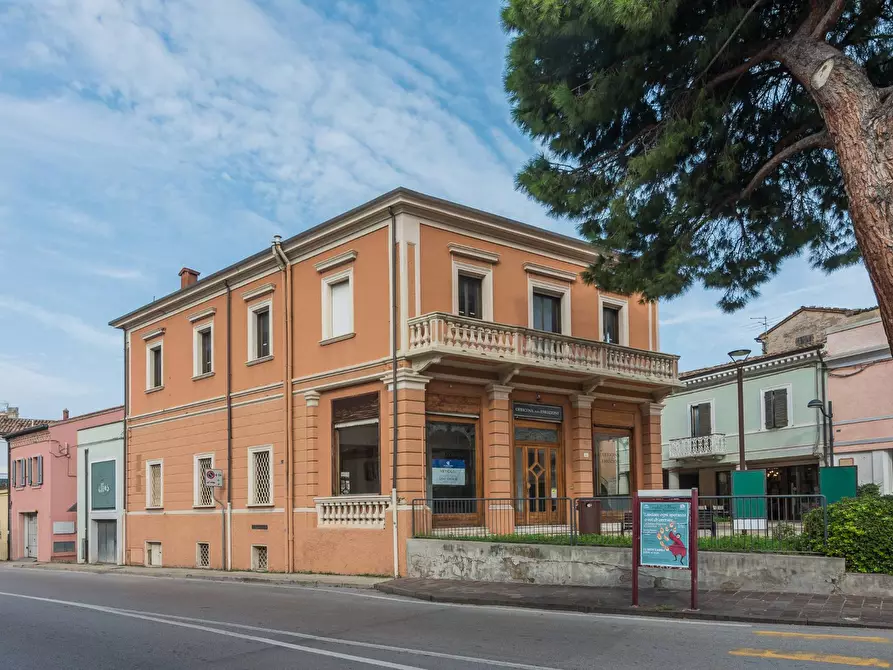 Immagine 27 di Locale commerciale in vendita  in Via Cattaneo a Cattolica