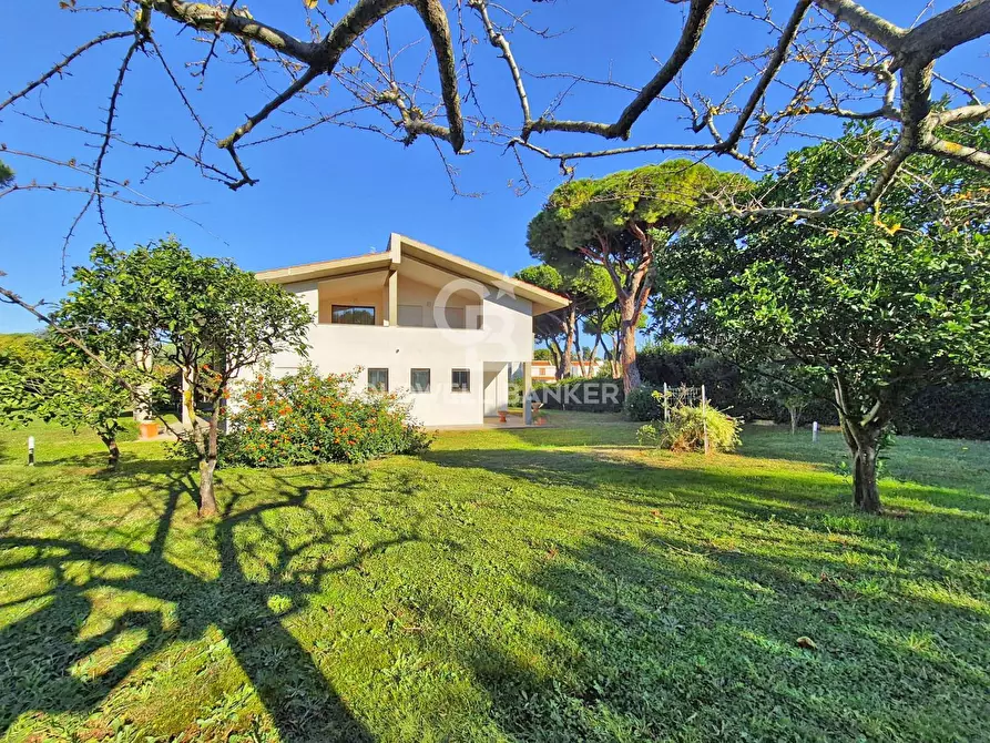 Immagine 1 di Villa in vendita  in Via dei Curina a Tarquinia