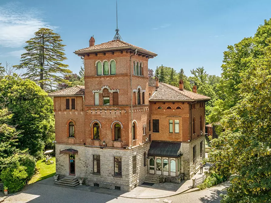 Immagine 1 di Villa in vendita  in via Adda a Varese