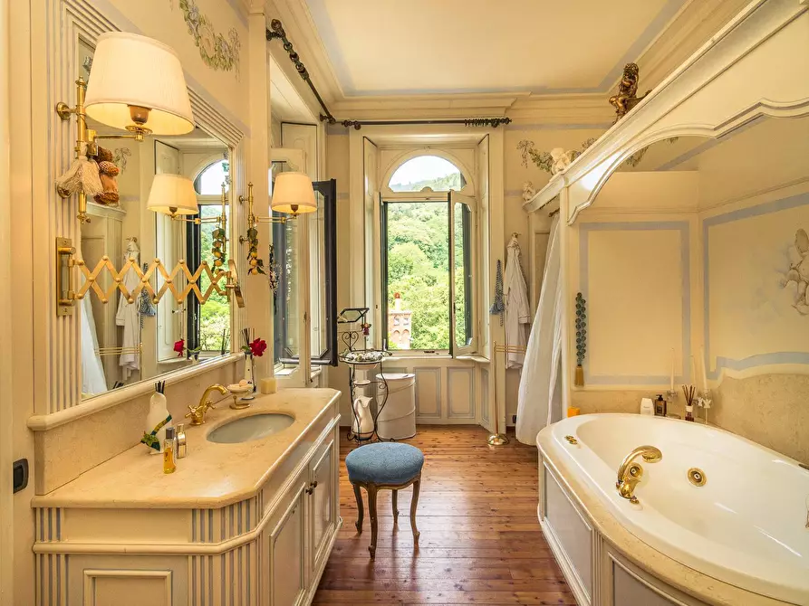 Immagine 22 di Villa in vendita  in via Adda a Varese