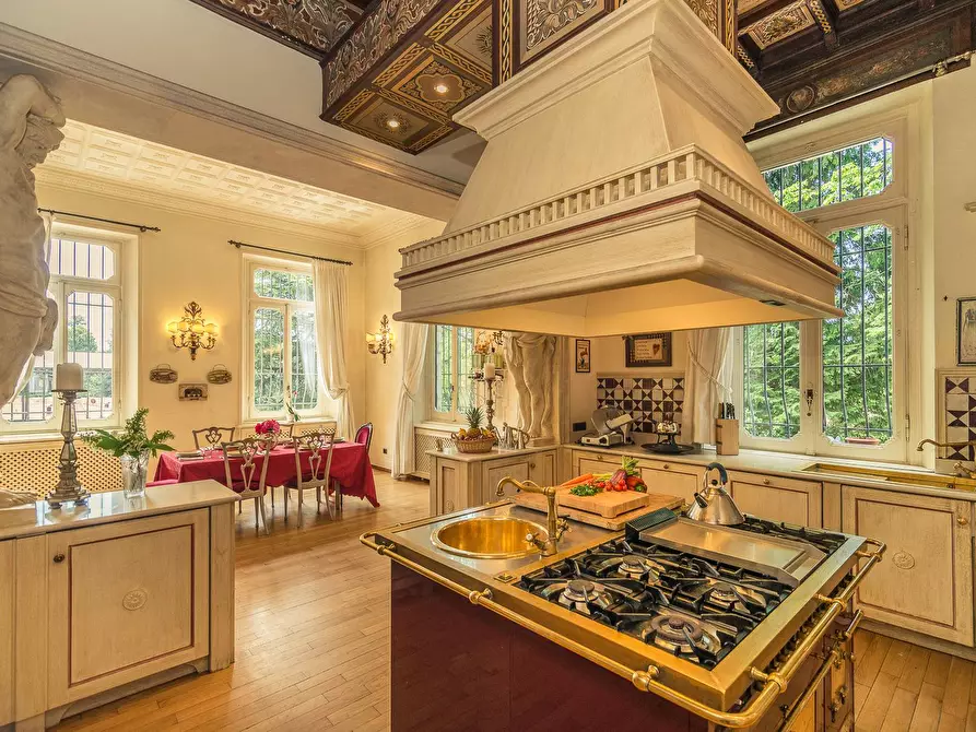 Immagine 26 di Villa in vendita  in via Adda a Varese