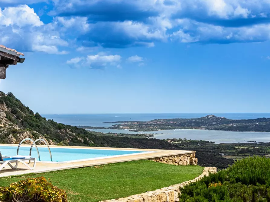 Immagine 3 di Villa in vendita  in VIA Casagliana a Olbia
