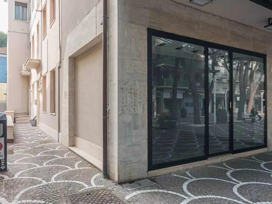 Immagine 7 di Locale commerciale in vendita  in Via Bovio a Cattolica