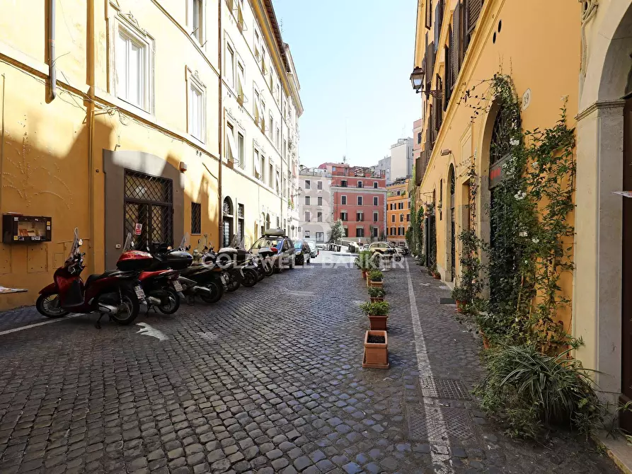 Immagine 1 di Negozio in affitto  in Via Degli Zingari a Roma