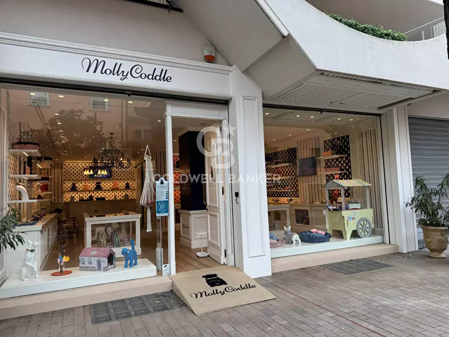 Immagine 2 di Negozio in affitto  in Viale Virgilio a Riccione
