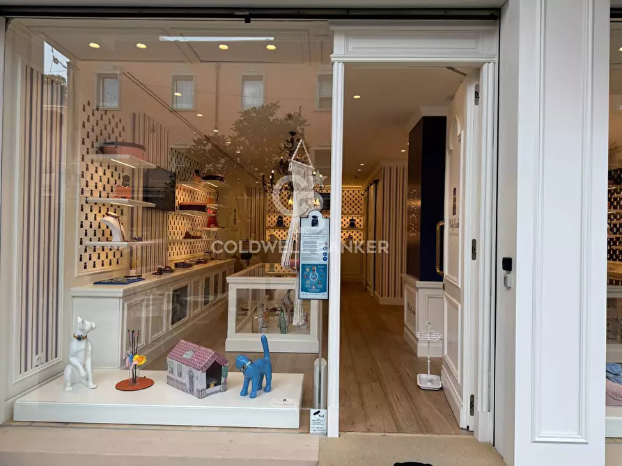 Immagine 4 di Negozio in affitto  in Viale Virgilio a Riccione