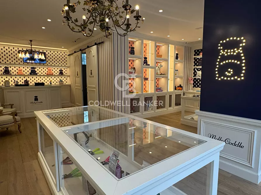 Immagine 10 di Negozio in affitto  in Viale Virgilio a Riccione