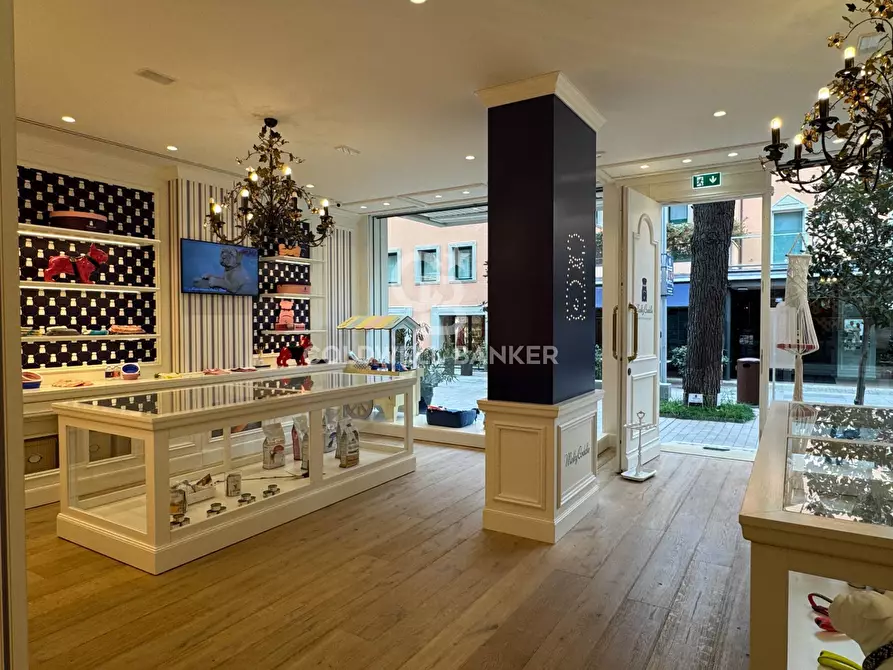 Immagine 11 di Negozio in affitto  in Viale Virgilio a Riccione