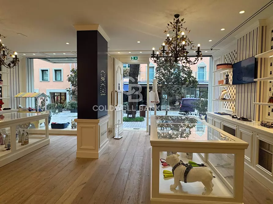 Immagine 12 di Negozio in affitto  in Viale Virgilio a Riccione