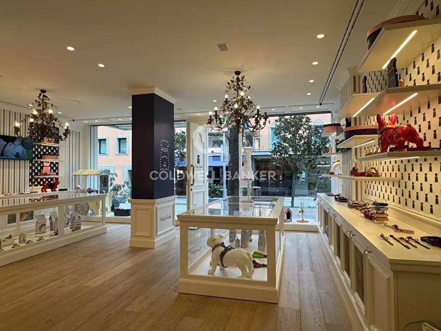 Immagine 14 di Negozio in affitto  in Viale Virgilio a Riccione