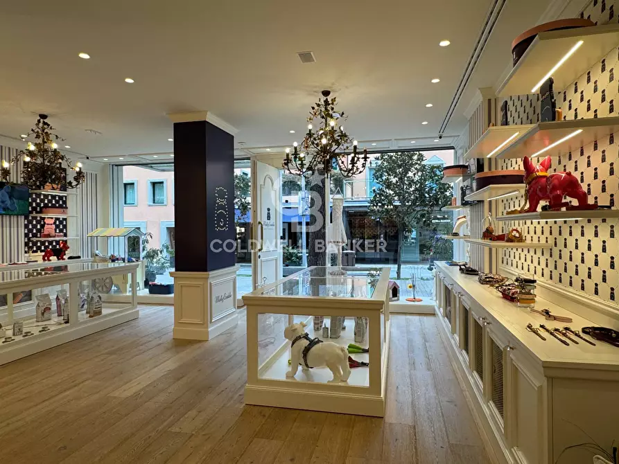 Immagine 15 di Negozio in affitto  in Viale Virgilio a Riccione