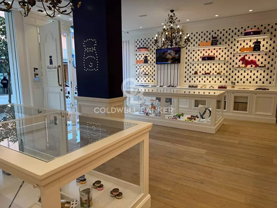 Immagine 16 di Negozio in affitto  in Viale Virgilio a Riccione