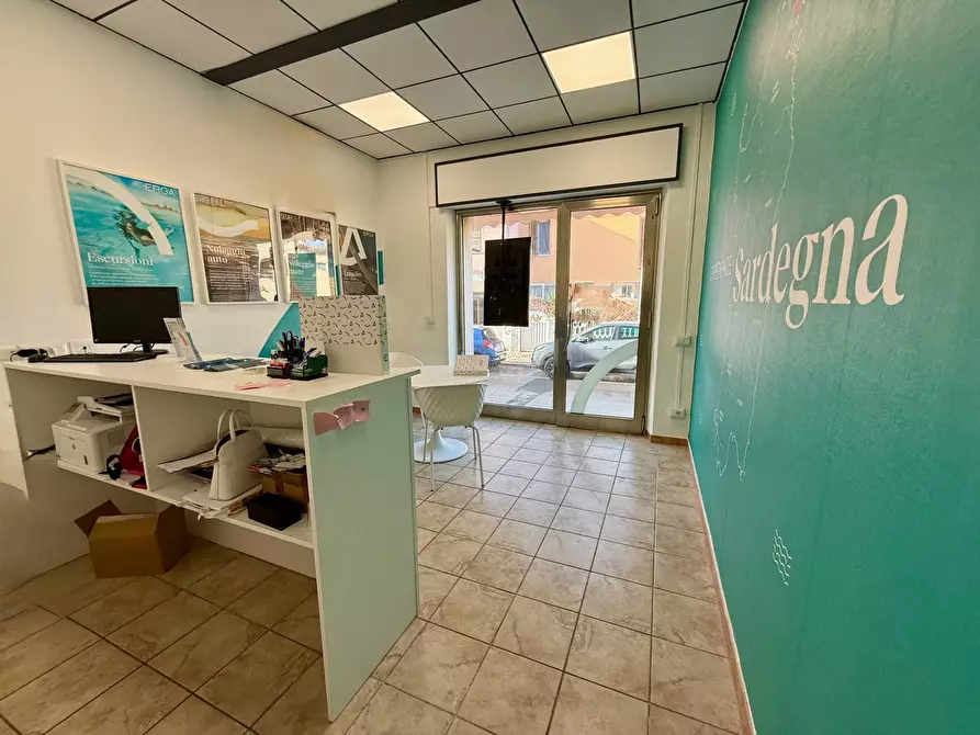 Immagine 2 di Locale commerciale in vendita  in Via Libertà a Golfo Aranci