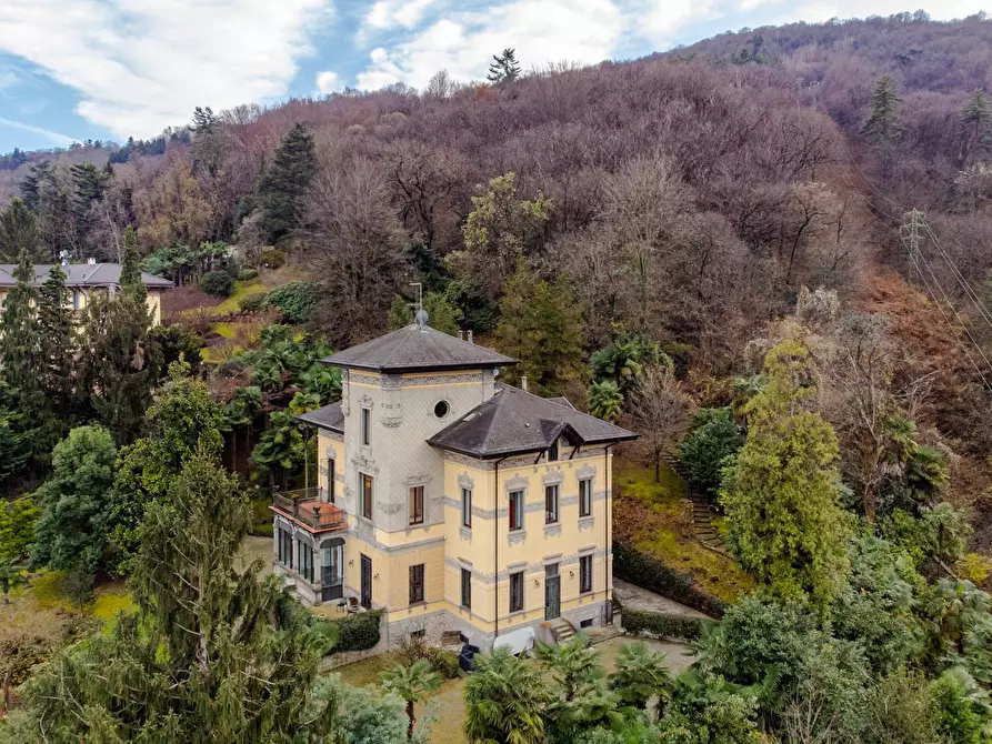 Immagine 1 di Villa in vendita  in via Lamberti a Stresa