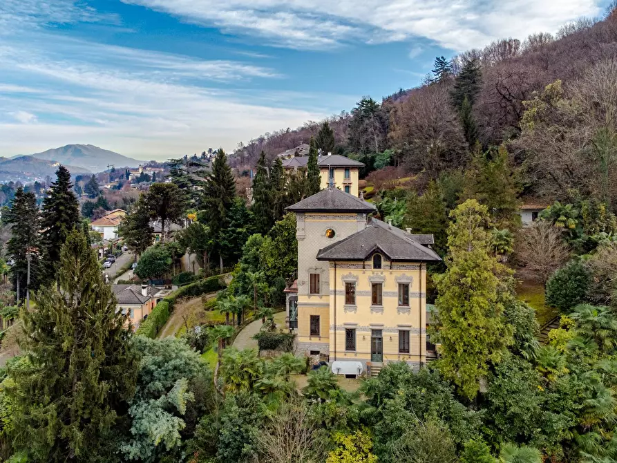 Immagine 2 di Villa in vendita  in via Lamberti a Stresa