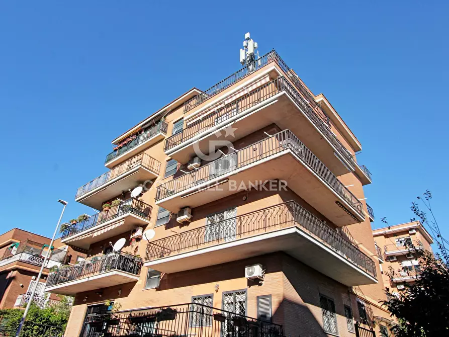 Immagine 1 di Box auto in vendita  in Via Rescaldina a Roma