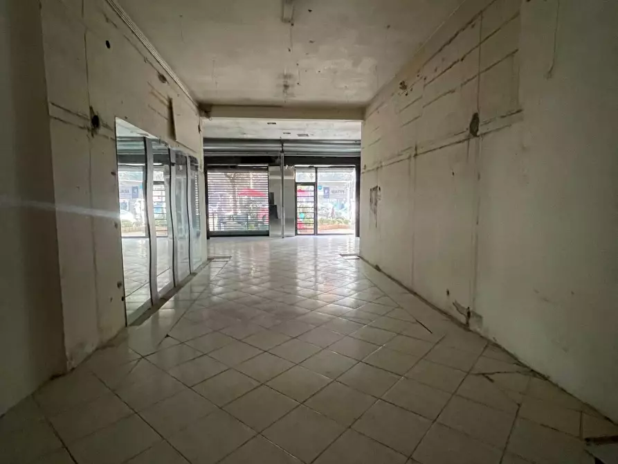Immagine 12 di Negozio in affitto  in via manzoni a San Giorgio A Cremano