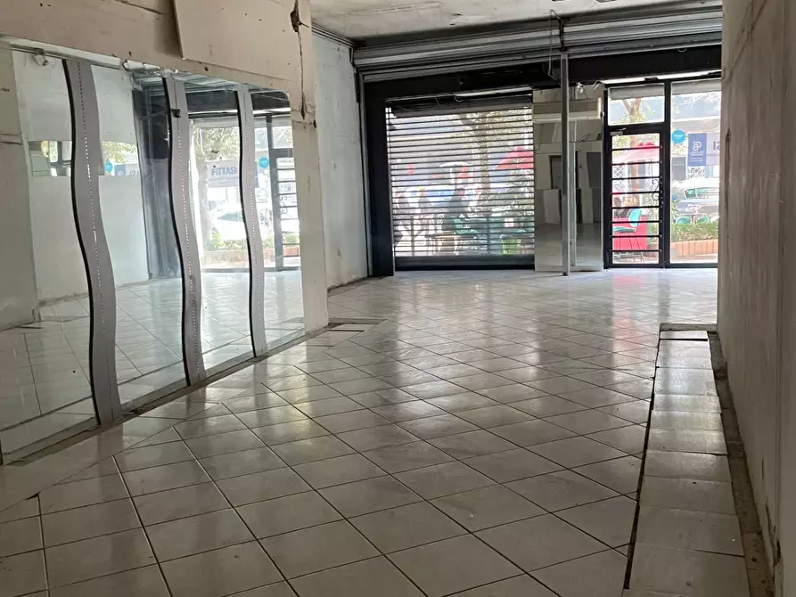 Immagine 14 di Negozio in affitto  in via manzoni a San Giorgio A Cremano