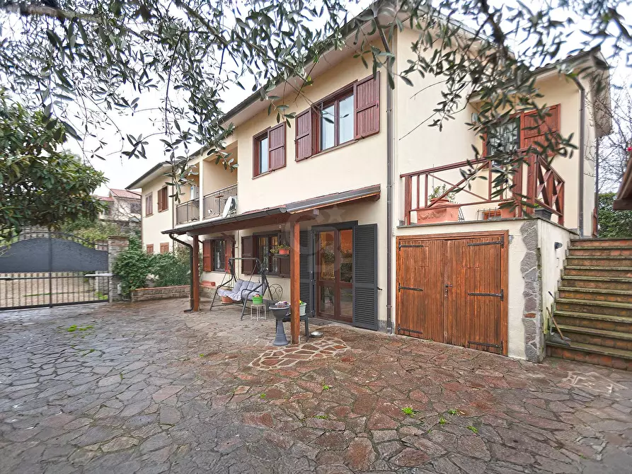 casa indipendente in vendita a Vitorchiano in zona Paparano