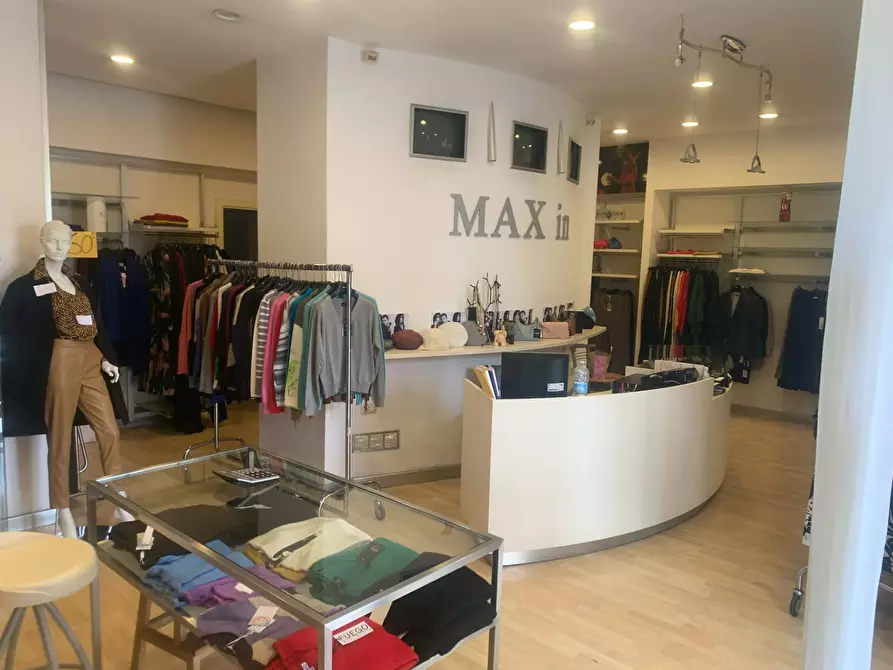 Immagine 4 di Negozio in vendita  in Via Bartolo Longo a Napoli