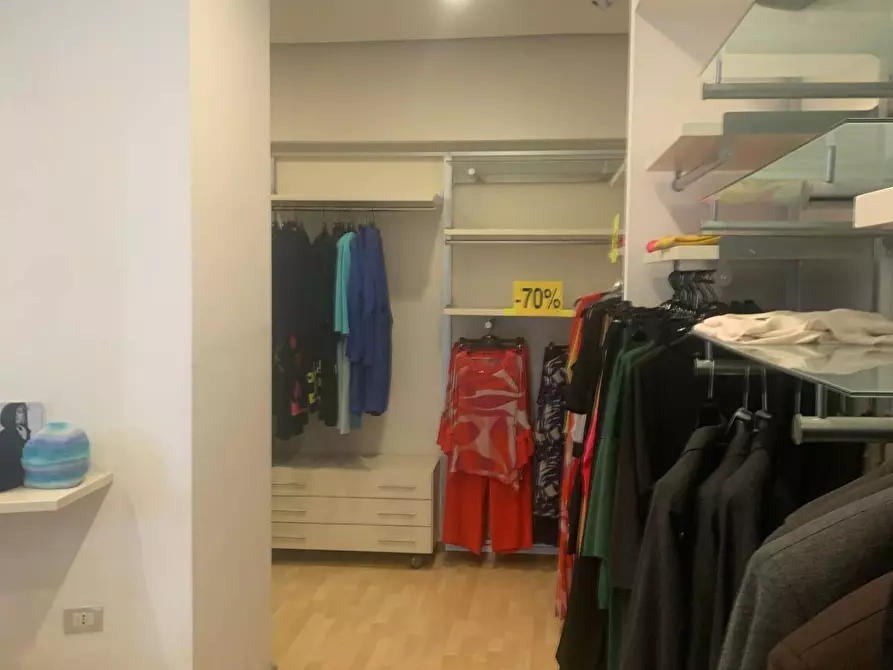 Immagine 5 di Negozio in vendita  in Via Bartolo Longo a Napoli