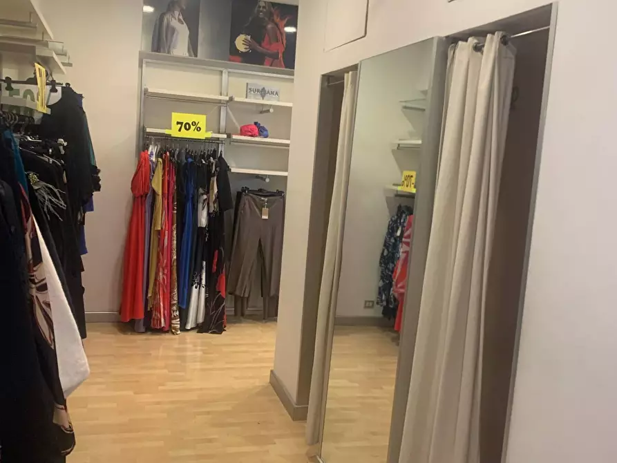 Immagine 7 di Negozio in vendita  in Via Bartolo Longo a Napoli