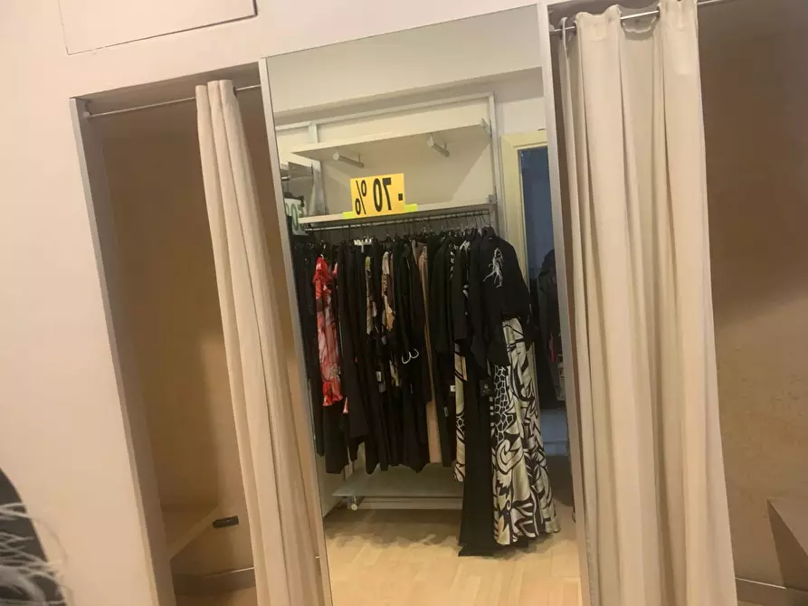 Immagine 8 di Negozio in vendita  in Via Bartolo Longo a Napoli