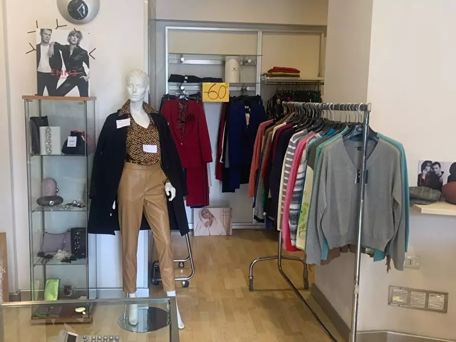 Immagine 9 di Negozio in vendita  in Via Bartolo Longo a Napoli