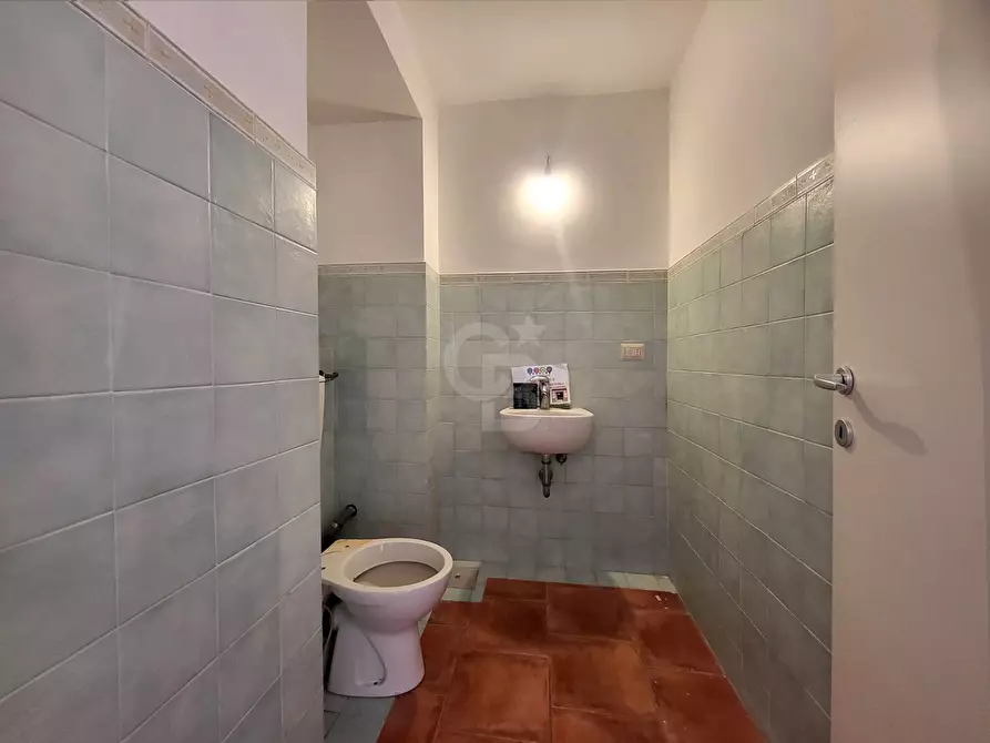 Immagine 4 di Locale commerciale in affitto  in Via Amendola a Viterbo