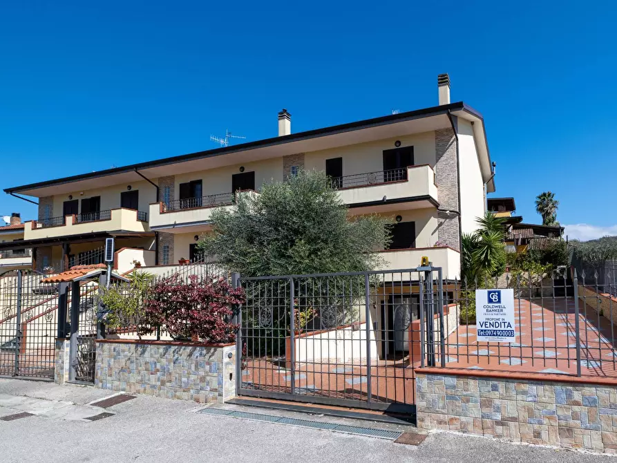 Immagine 1 di Villa in vendita  in Via Fiei a Castelnuovo Cilento