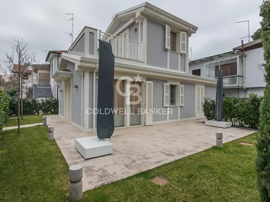 Immagine 2 di Villa in vendita  in Viale Fiume a Riccione