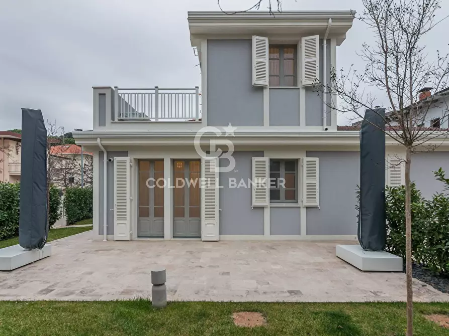 Immagine 1 di Villa in vendita  in Viale Fiume a Riccione