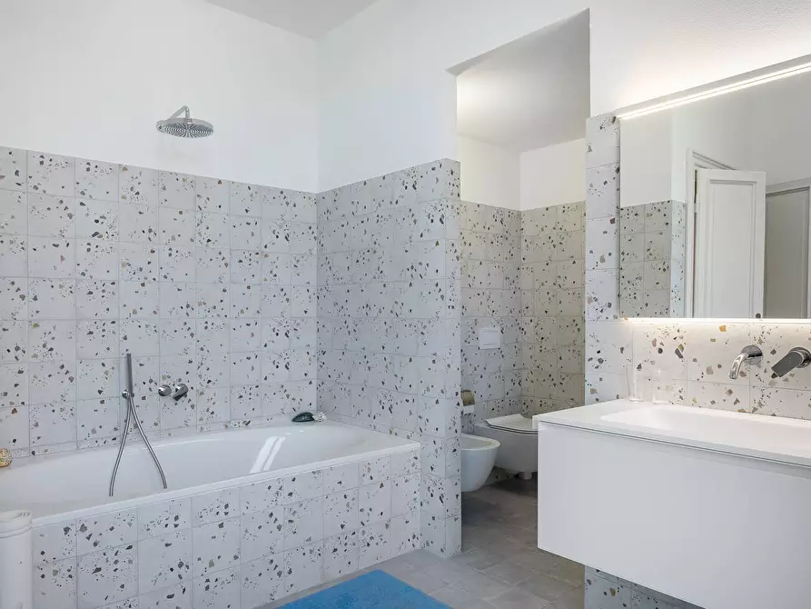 Immagine 23 di Villa in vendita  in via Milano a Argegno