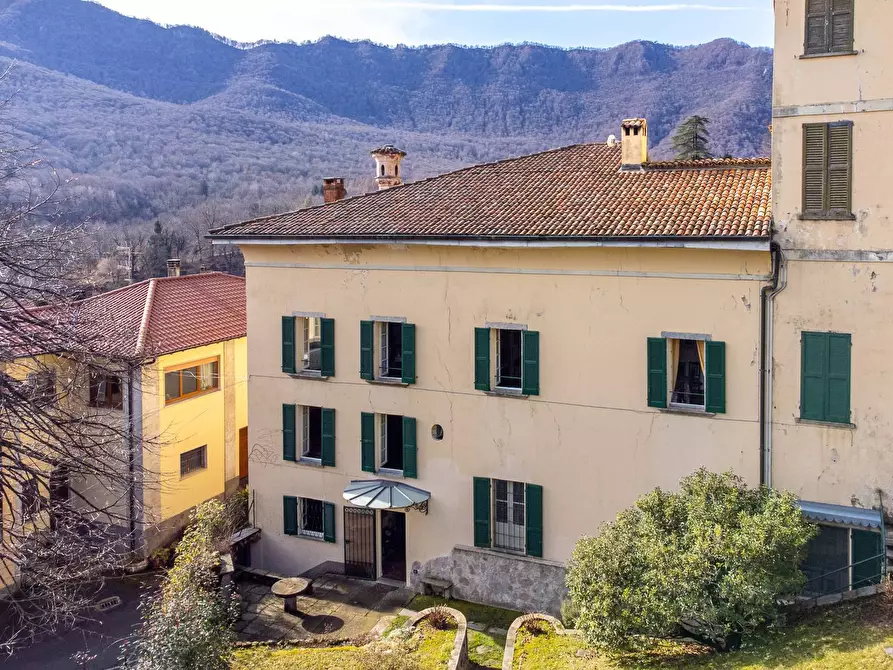 Immagine 2 di Villa in vendita  in via Mazzini a Castello Cabiaglio