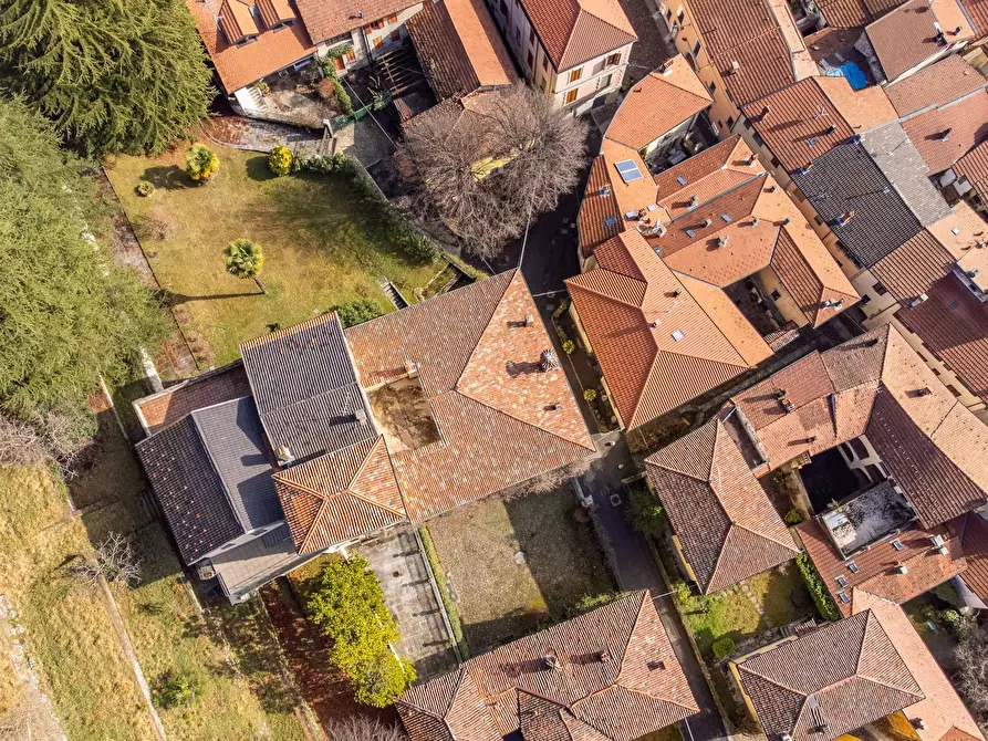 Immagine 6 di Villa in vendita  in via Mazzini a Castello Cabiaglio