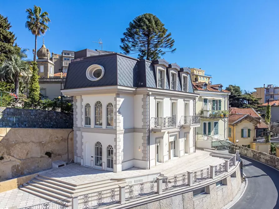 Immagine 1 di Villa in vendita  in via G. Borea a San Remo
