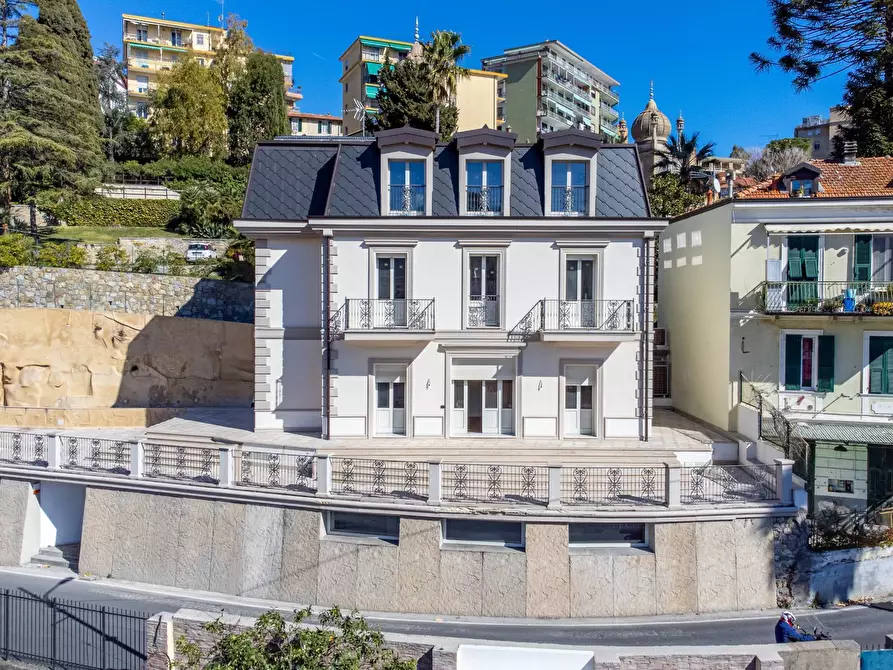 Immagine 2 di Villa in vendita  in via G. Borea a San Remo