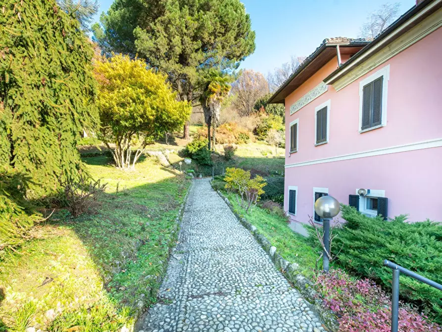 Immagine 6 di Villa in vendita  in Via Luigi Cadorna a Albese Con Cassano